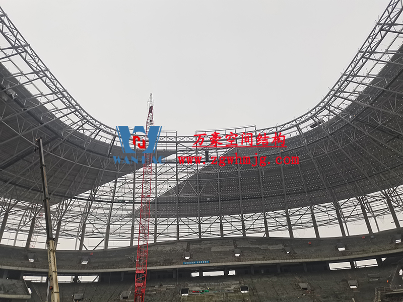 重慶龍興足球場(chǎng)ETFE屋面膜結(jié)構(gòu)工程屋面鋼結(jié)構(gòu)完成，膜結(jié)構(gòu)安裝中