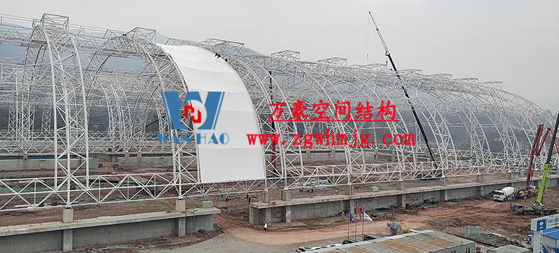 四川高興煤炭?jī)?chǔ)備基地建設(shè)項(xiàng)目鋼結(jié)構(gòu)接近尾聲，膜結(jié)構(gòu)開始安裝