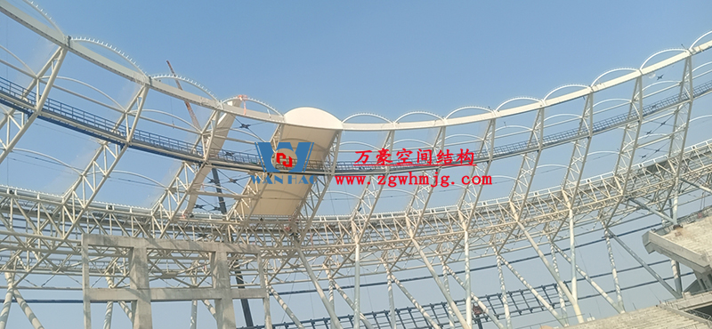 襄陽奧體中心膜結(jié)構(gòu)工程鋼結(jié)構(gòu)接近尾聲，膜結(jié)構(gòu)開始安裝