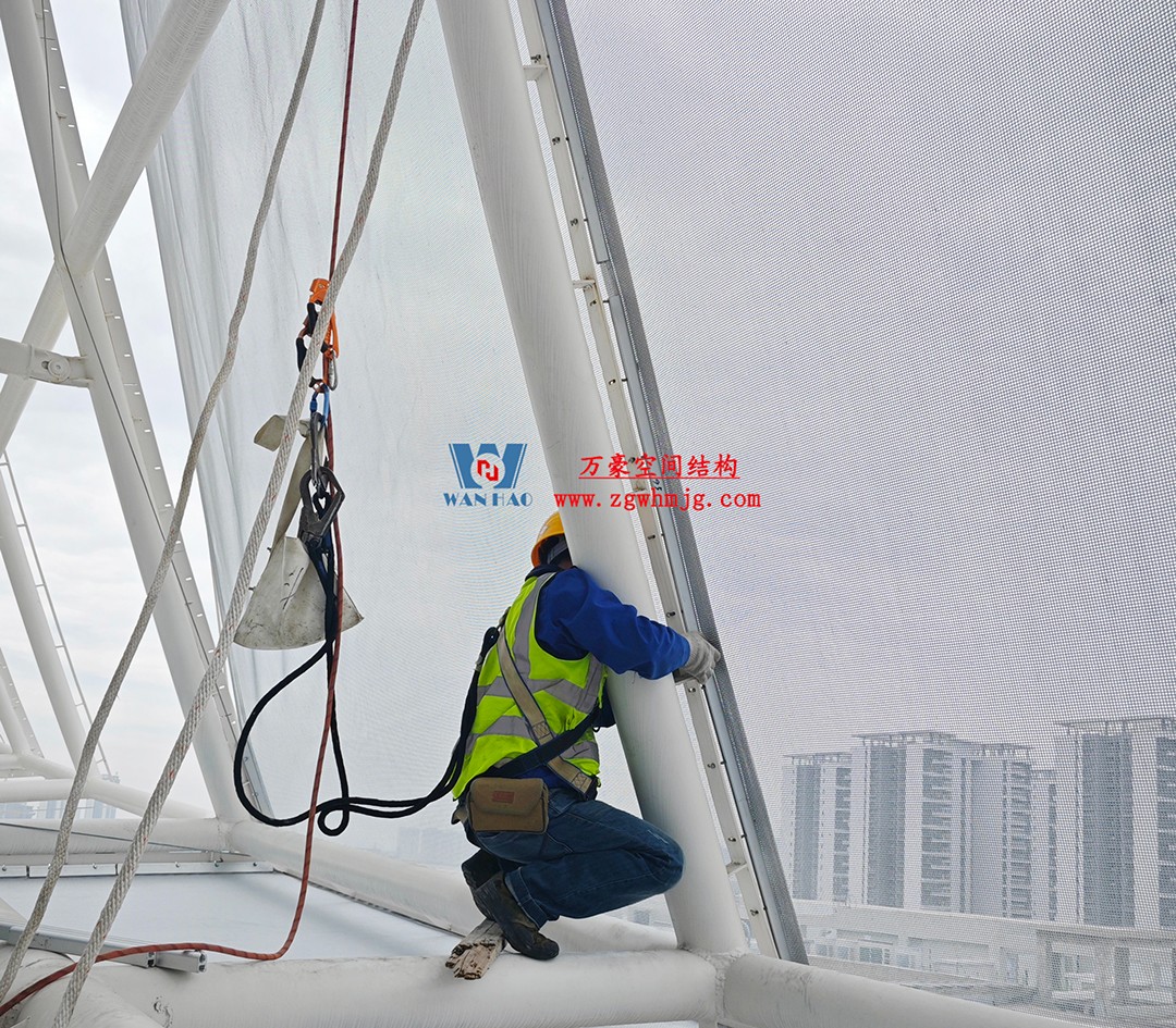 聚焦工程高質(zhì)量建設(shè)，這個網(wǎng)格織物幕墻正在施工安裝中