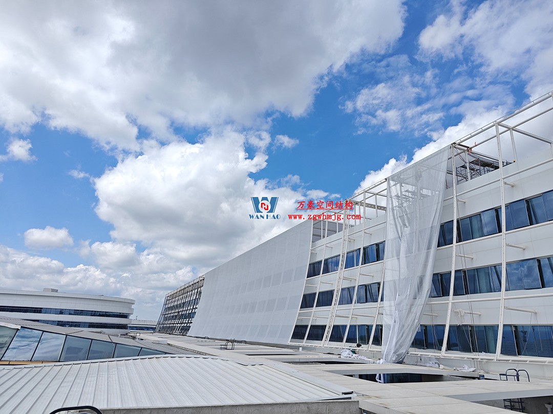 聚焦工程高質(zhì)量建設(shè)，這個網(wǎng)格織物幕墻正在施工安裝中