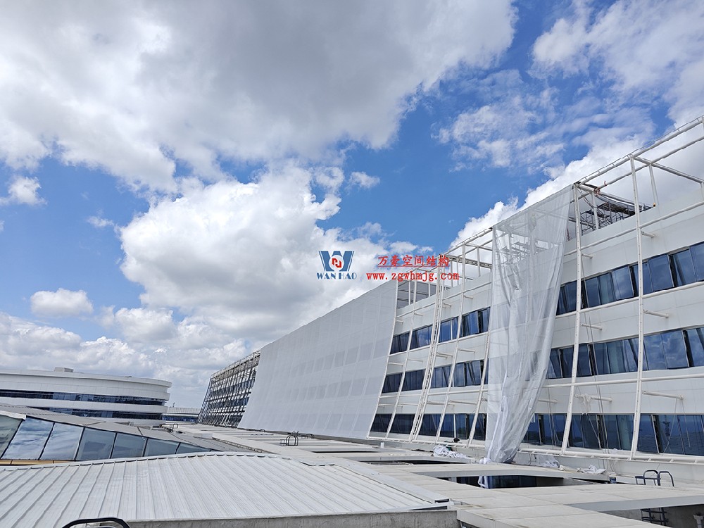 聚焦工程高質(zhì)量建設(shè)，這個(gè)網(wǎng)格織物幕墻正在施工安裝中