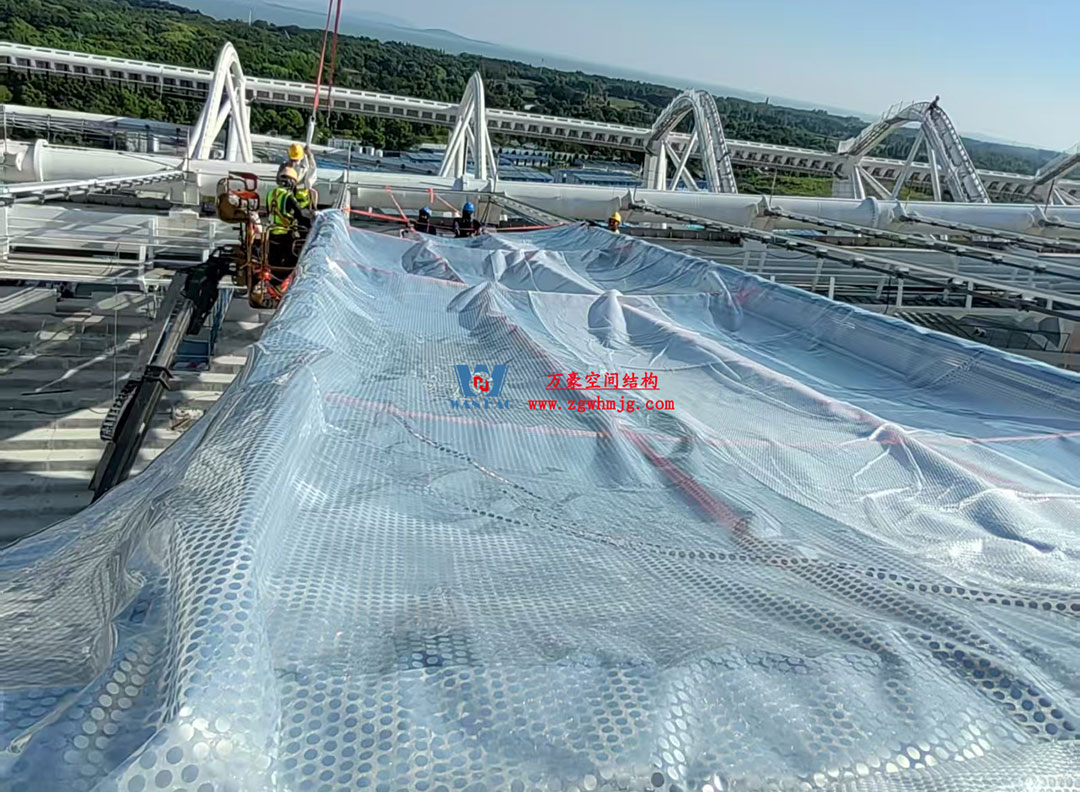 無錫奧體中心體育場ETFE膜首吊成功，太湖畔將閃耀“生態(tài)之光”