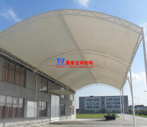 定做膜結(jié)構(gòu)雨棚價格多少?樓頂做個膜結(jié)構(gòu)雨棚子多少錢？