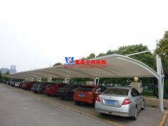 為什么膜結(jié)構(gòu)車棚會成為汽車車棚定制的優(yōu)選？膜結(jié)構(gòu)車棚有哪些特點優(yōu)勢？