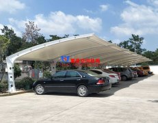 為何膜結(jié)構(gòu)車棚越來(lái)越受歡迎？小轎車車棚為什么都選用膜結(jié)構(gòu)車棚？
