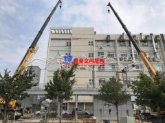 張拉膜結(jié)構(gòu)車(chē)棚中鋼結(jié)構(gòu)如何防銹？張拉膜車(chē)棚除銹的方法有哪些？