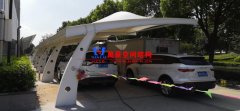 鋼膜結(jié)構(gòu)車棚價(jià)格多少錢？鋼膜結(jié)構(gòu)車棚一平米報(bào)價(jià)造價(jià)決定因素有哪些？