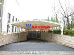 地下車庫(kù)雨棚什么材料好？膜結(jié)構(gòu)為什么是地下車庫(kù)雨棚材料的優(yōu)先選擇？