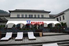 伸縮遮雨棚和膜結(jié)構(gòu)雨棚那個(gè)好？伸縮遮雨棚和膜結(jié)構(gòu)雨棚優(yōu)缺點(diǎn)對(duì)比