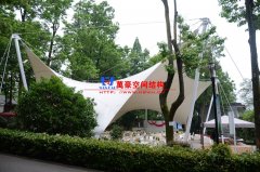 如何操作來保證膜結構工程能承受一定的外荷載？