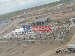 茶卡景區(qū)（二期）膜結構工程A區(qū)鋼結構主體施工完成，膜結構開始安裝