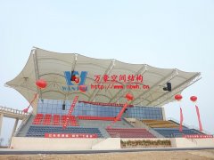 什么是膜結(jié)構(gòu)體育看臺(tái)？膜結(jié)構(gòu)體育看臺(tái)性能特點(diǎn)及應(yīng)用領(lǐng)域是什么？